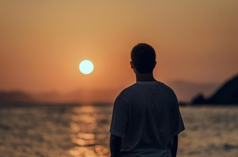 Sungazing — komplett guide: ladda hjärnan med solljus